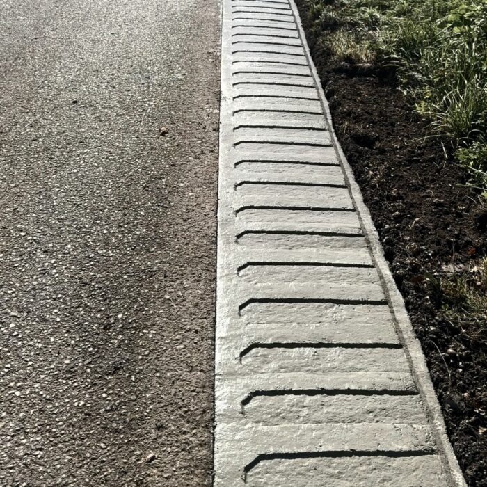 Fertiggestellter Fahrbahnrand nach dem Bankettbau