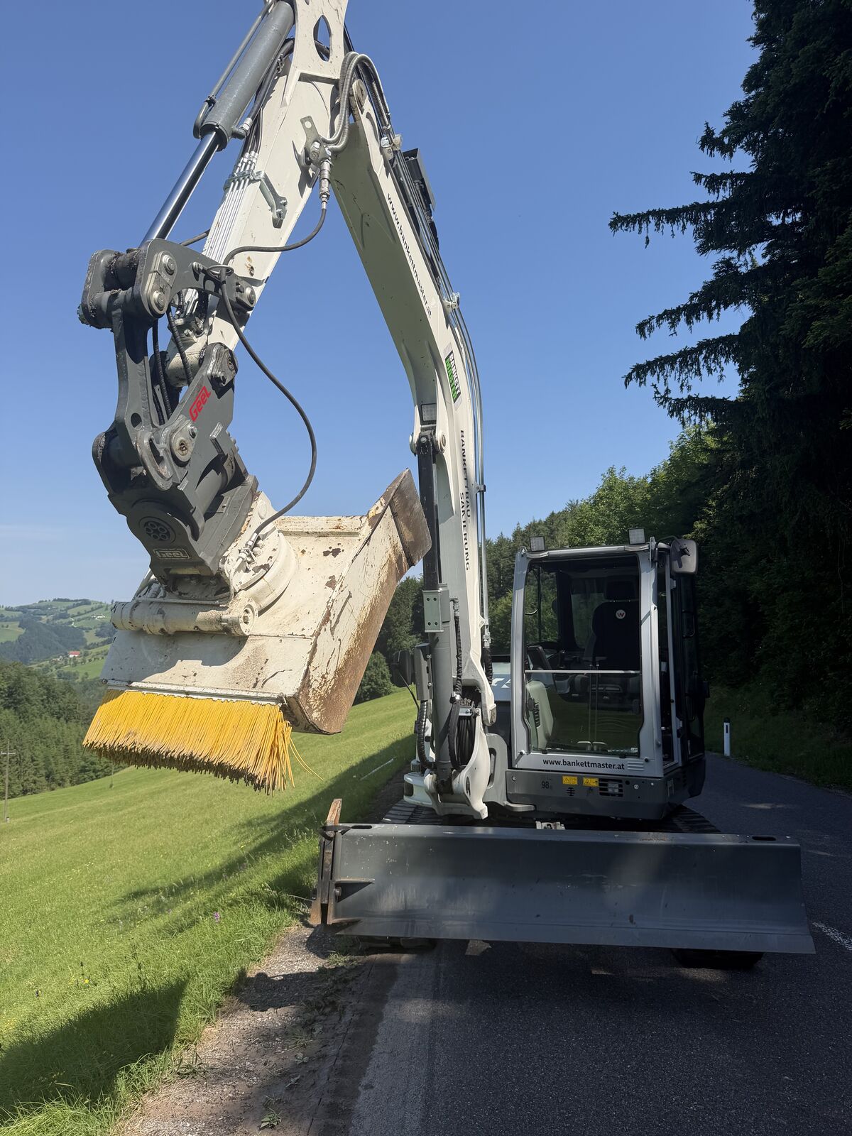 Fräsanbau am Bagger löst den Asphaltanschnitt